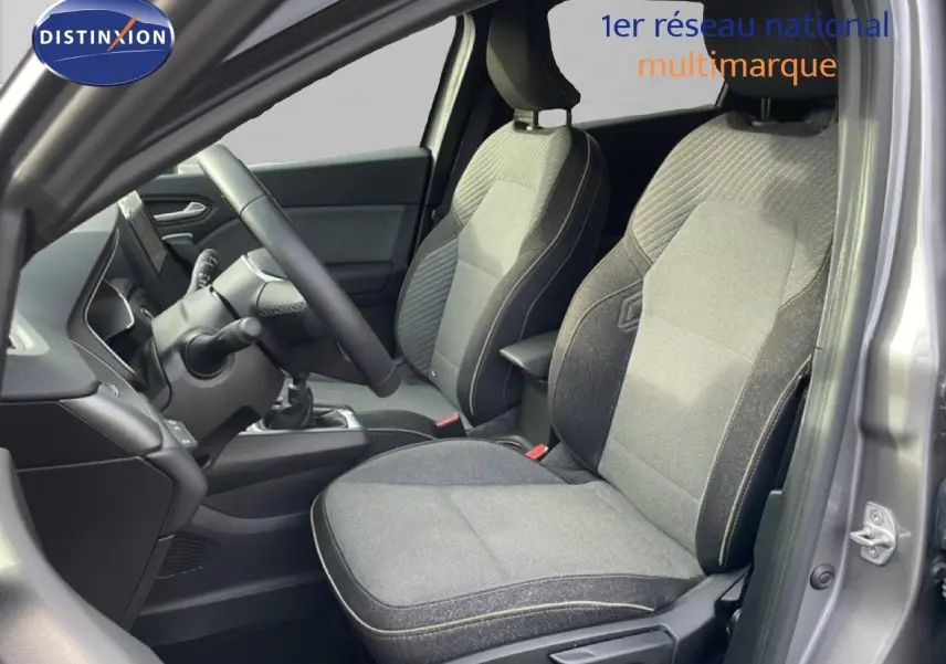 Vue intérieure côté conducteur du Renault Captur 1.0 ECO-G 100CH TECHNO 2025, sièges tissu gris et volant multifonction.