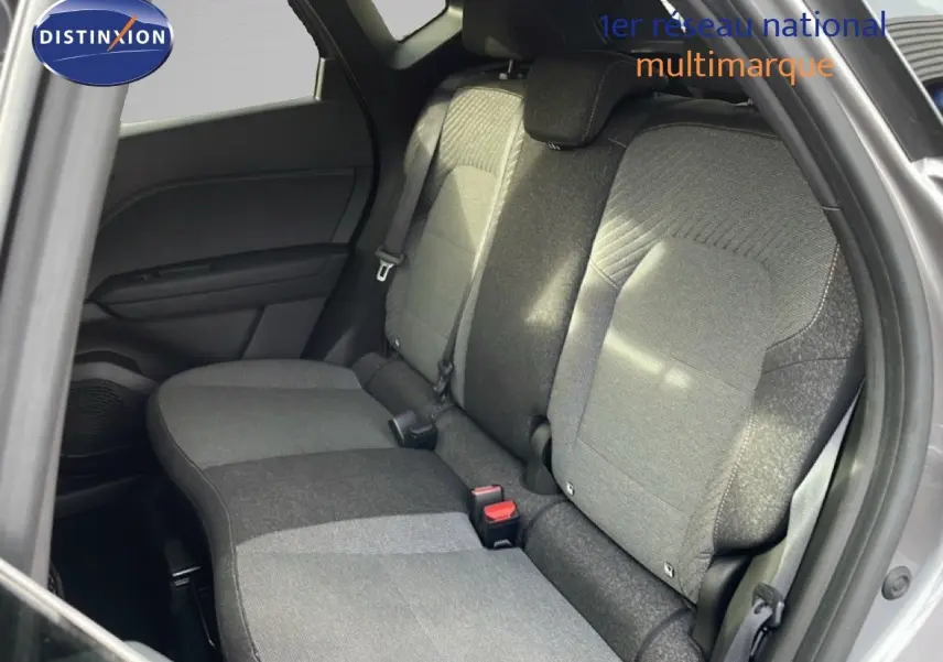 Vue intérieure côté gauche des sièges arrière gris du Renault Captur 2025 avec porte ouverte et ceinture visible.