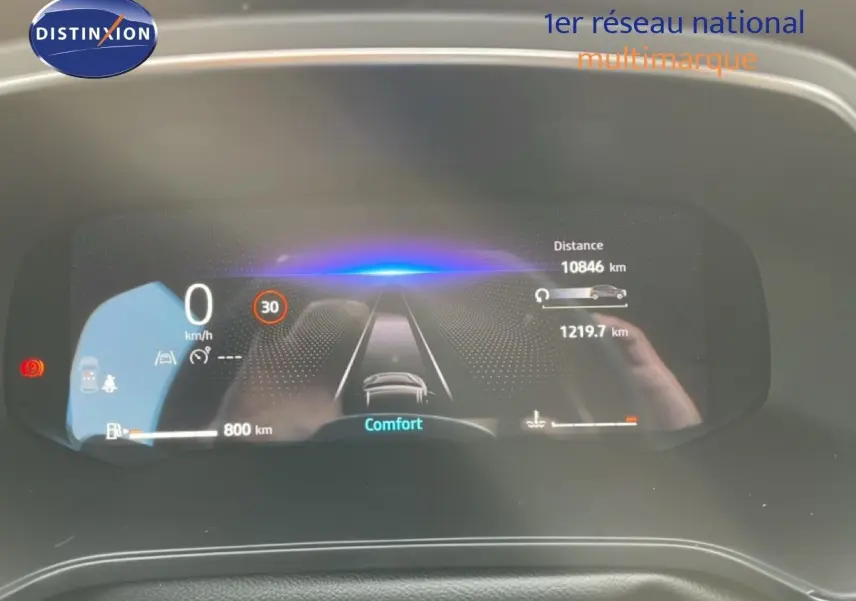 Affichage numérique du tableau de bord du Renault Captur 1.0 ECO-G 100ch, montrant la vitesse et l'autonomie.