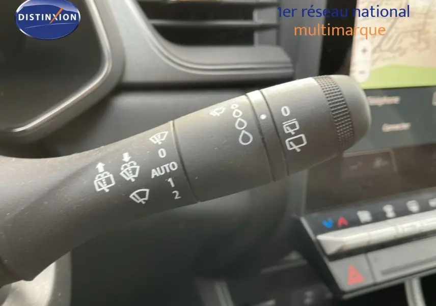 Gros plan sur la commande d'essuie-glace du Renault Captur 2025, intérieur noir avec tableau de bord visible en arrière-plan.