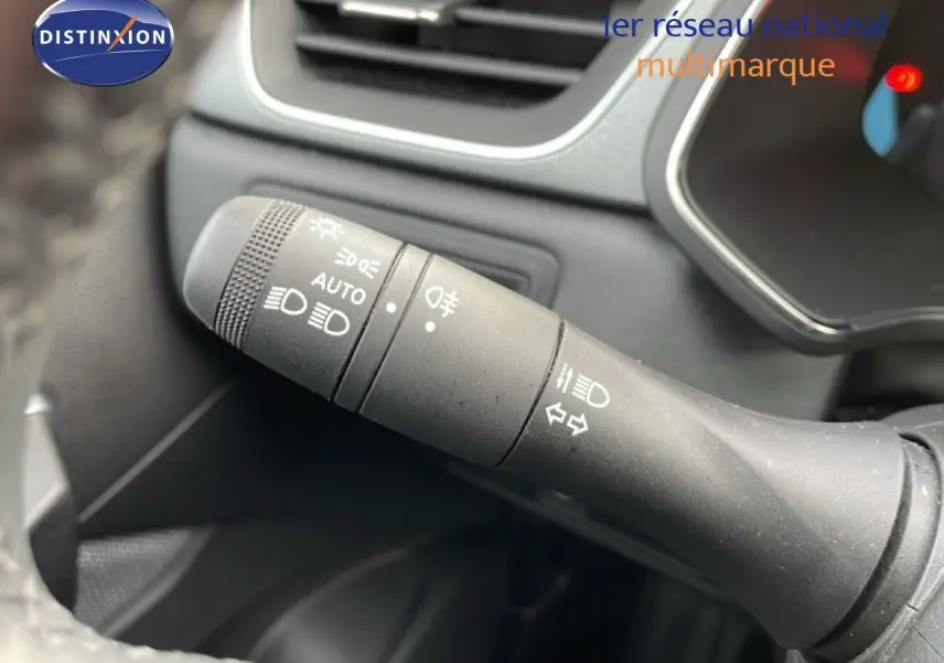 Gros plan sur la commande des phares et clignotants dans l'habitacle d'un Renault Captur gris cassiopée métal avec toit noir.