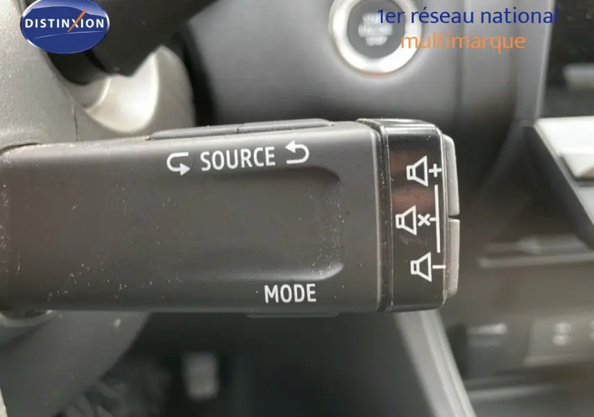 Gros plan sur la commande audio au volant du Renault Captur 2025, soulignant les boutons source et mode.