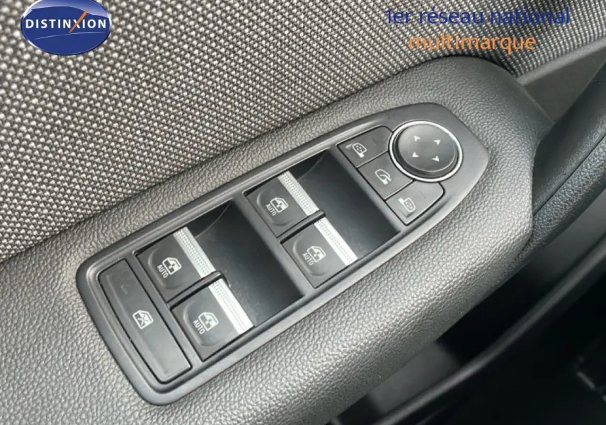 Gros plan sur les commandes de lève-vitres et rétroviseurs côté conducteur du Renault Captur gris cassiopée métal avec toit noir.