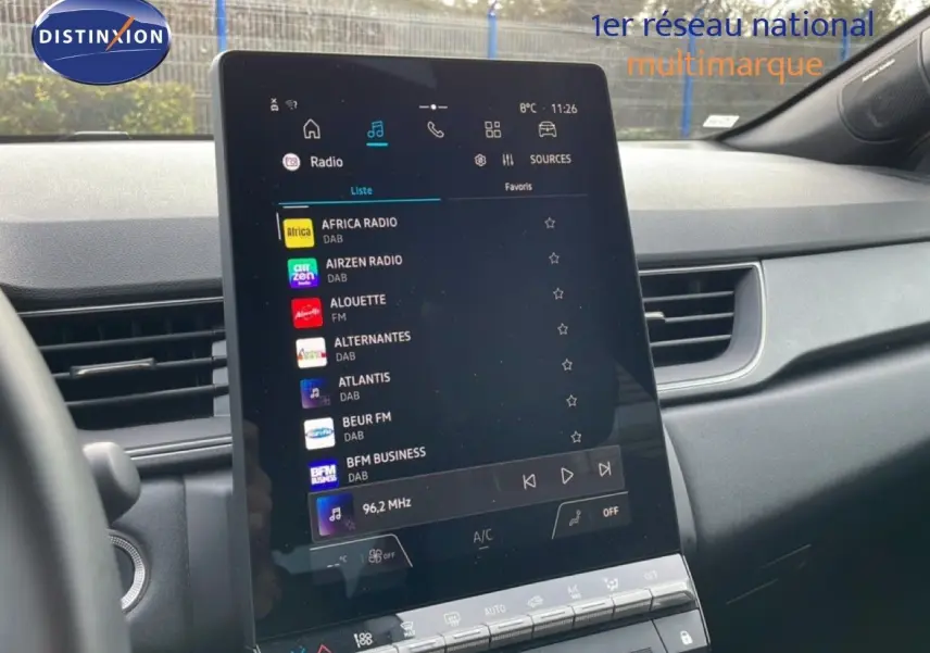 Vue intérieure du tableau de bord du Renault Captur 2025, écran tactile central affichant les radios numériques.