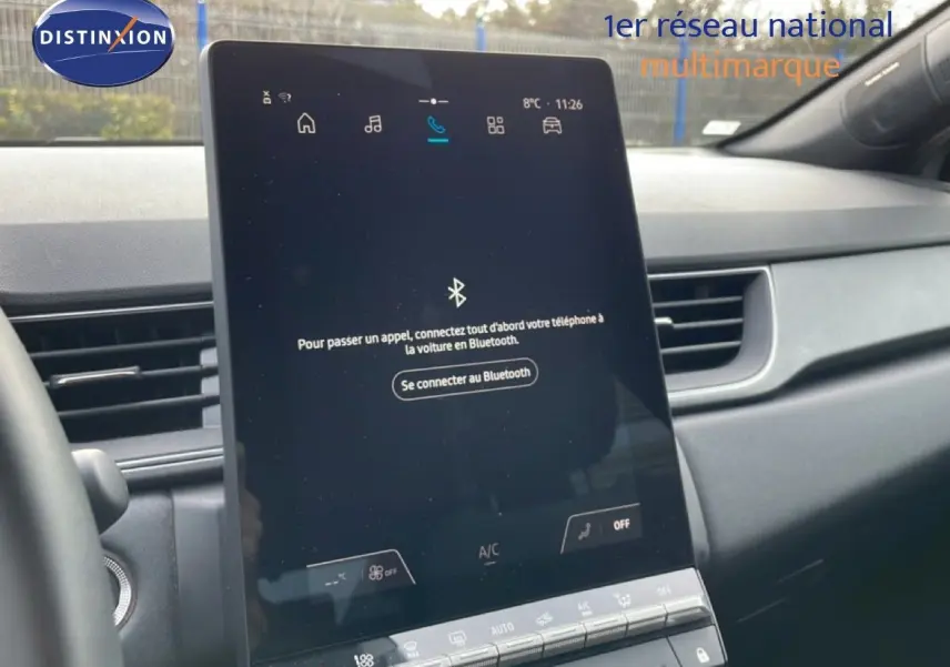 Vue intérieure centrée sur l’écran tactile du tableau de bord du Renault Captur 2025, finition TECHNO.