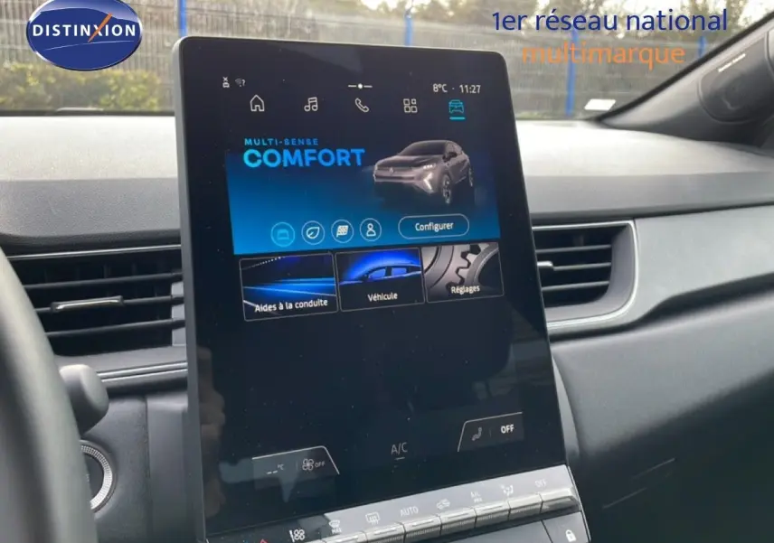 Vue rapprochée de l’écran tactile central du Renault Captur 2025 affichant le mode confort, intérieur noir.