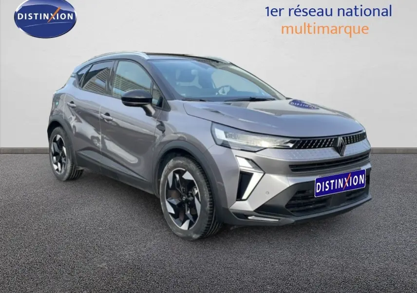 Renault Captur gris cassiopée métal avec toit noir, vue 3/4 avant mettant en valeur ses phares LED et jantes bicolores.