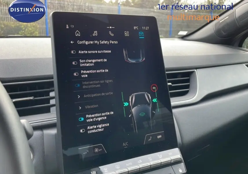 Vue intérieure centrée sur l’écran tactile du tableau de bord du Renault Captur gris Cassiopée métal avec toit noir.