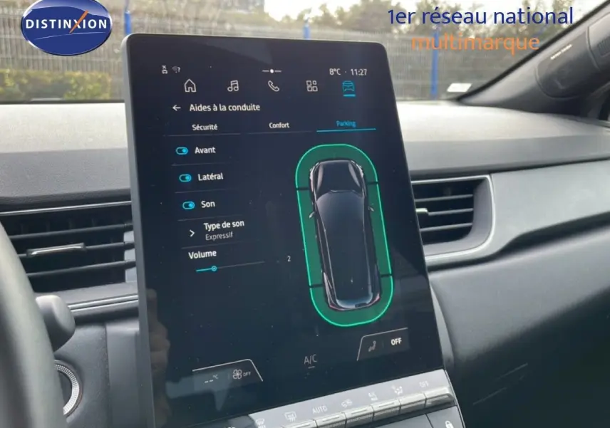 Écran tactile central du Renault Captur 2025 affichant les aides à la conduite, intérieur noir moderne.