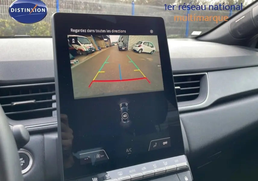 Écran central affichant la caméra de recul du Renault Captur 2025 gris cassiopée métal avec toit noir, vue intérieure.