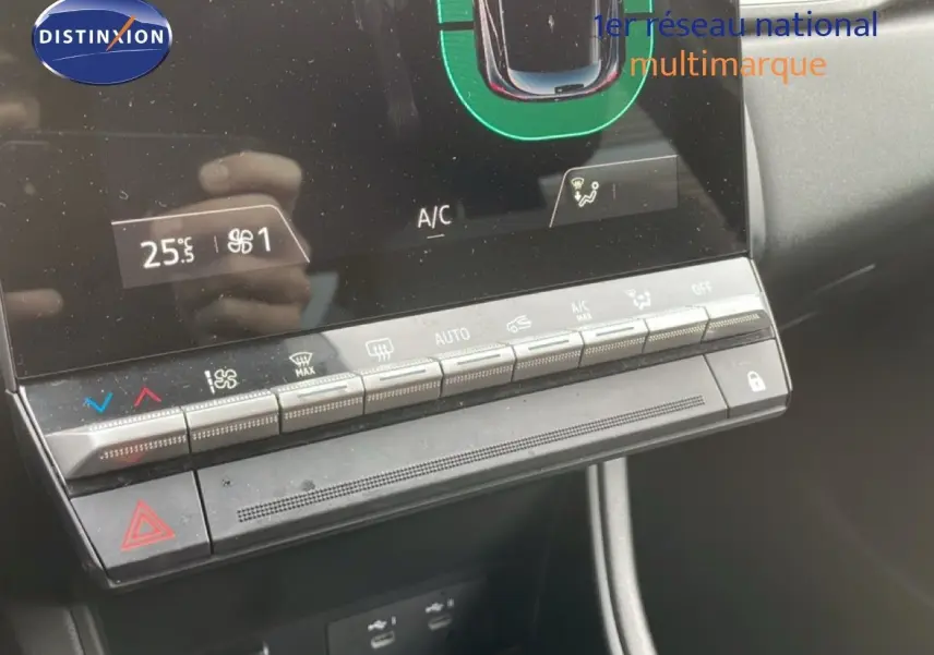 Vue rapprochée de la console centrale du Renault Captur 2025, avec commandes climatisation et écran tactile noir.