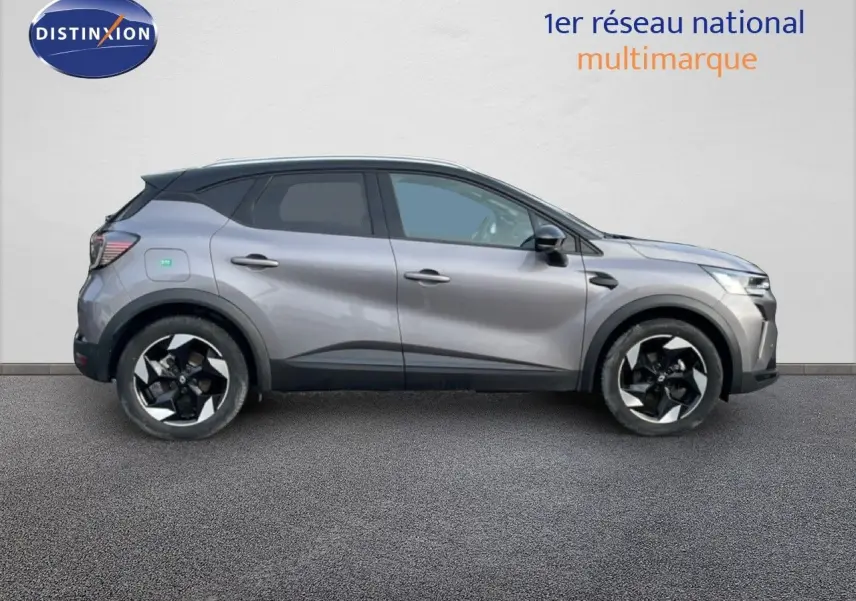 Profil droit d'un Renault Captur 2025 gris cassiopée métal avec toit noir, roues alliage et détails noirs contrastants.