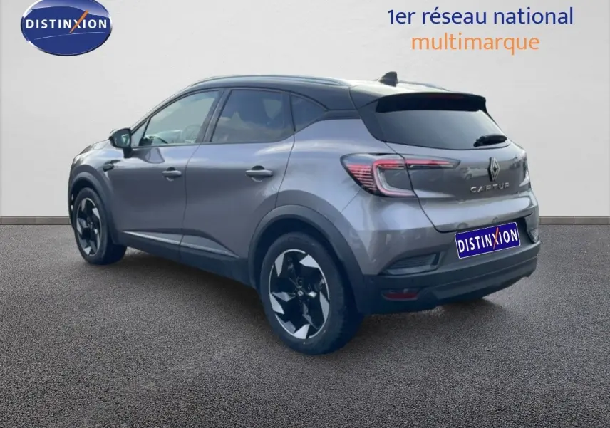 Vue 3/4 arrière droite d'un Renault Captur gris Cassiopée métal avec toit noir, jantes noires et vitres teintées.