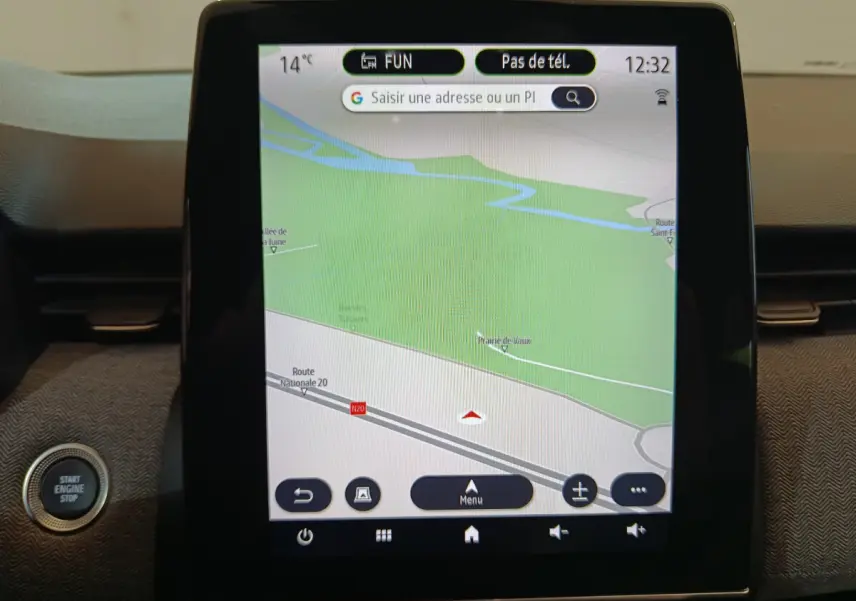 Écran tactile central affichant la navigation GPS de la Renault Clio Techno TCe 90, bouton démarrage visible à gauche.