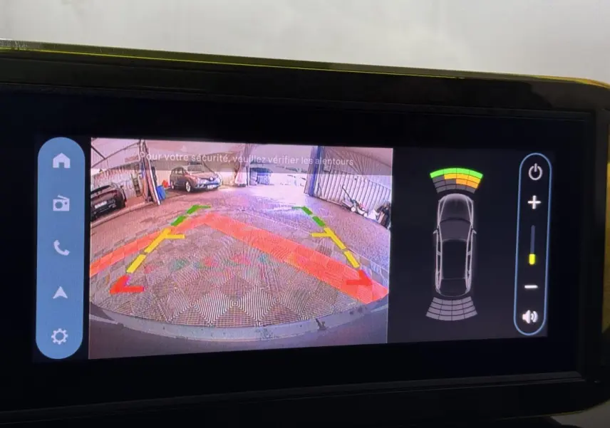 Affichage écran tactile de la caméra de recul de la Fiat Grande Panda marron, avec guidage de stationnement coloré.