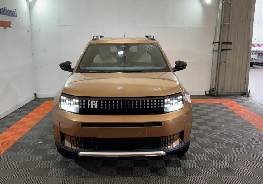 Vue frontale du FIAT Grande Panda 1.2 Hybrid marron avec calandre à motifs lumineux et rétroviseurs noirs.
