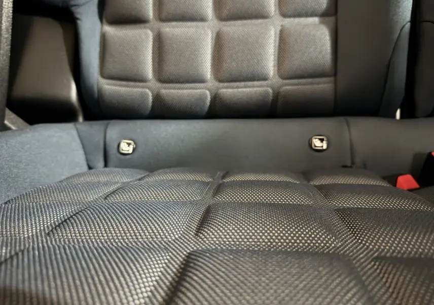 Gros plan sur la texture du tissu gris foncé de la banquette arrière de la Fiat Grande Panda 2025.