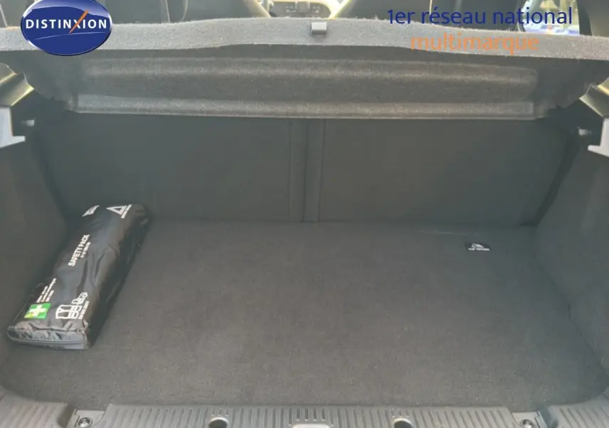 Coffre ouvert vu de l'arrière d'une Renault Twingo gris acier 2021, avec trousse de secours noire à gauche.