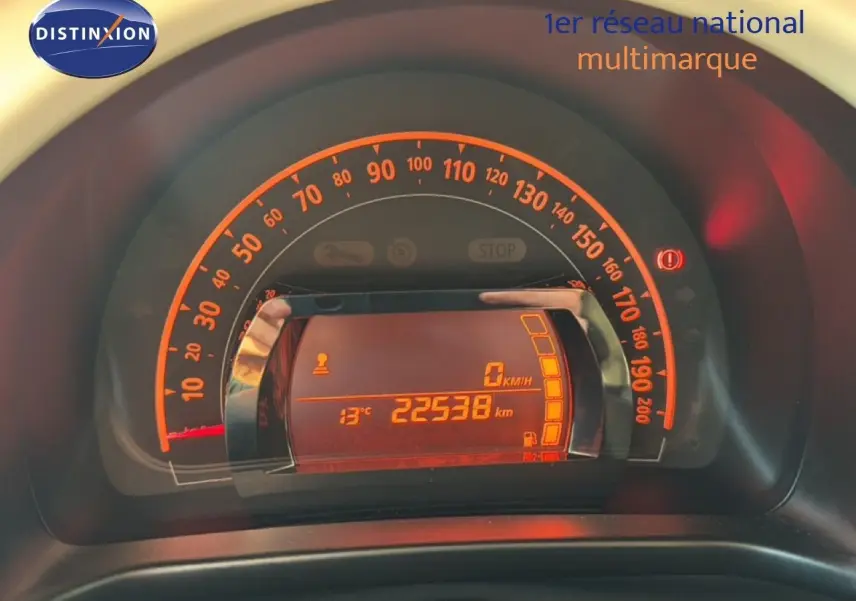 Gros plan sur le tableau de bord numérique orange de la Renault Twingo gris acier, affichant 22 538 km et 0 km/h.