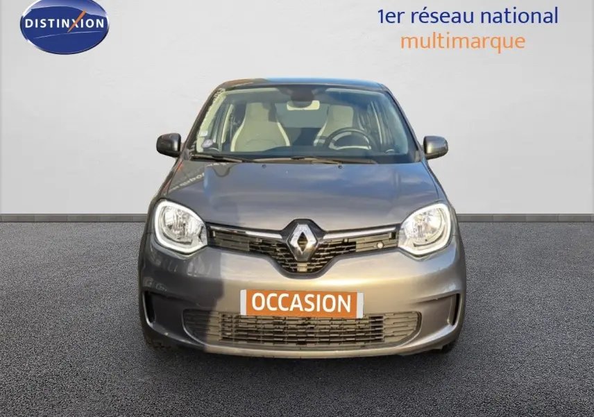 Vue frontale d'une Renault Twingo gris acier 2021 avec calandre noire et phares arrondis, en vente occasion.