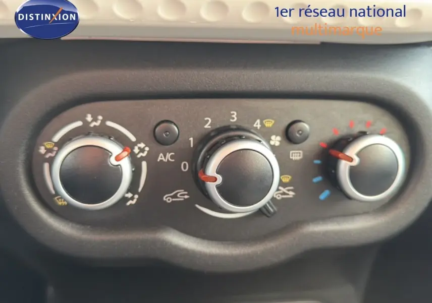 Gros plan sur les commandes de climatisation du tableau de bord d'une Renault Twingo gris acier, version 2021.