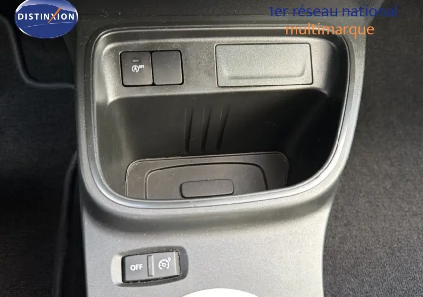 Gros plan sur la console centrale noire de la Renault Twingo gris acier, version 1.0 SCE 65 Zen, avec boutons de contrôle visibles.