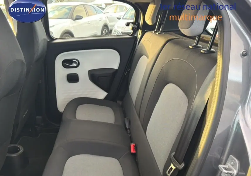 Vue intérieure côté droit sur la banquette arrière et la porte arrière ouverte d'une Renault Twingo gris acier 2021.