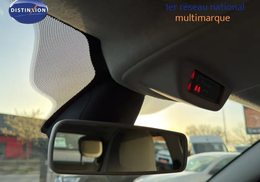 Vue intérieure du rétroviseur central d'une Renault Twingo gris acier, avec affichage des ceintures de sécurité au plafond.