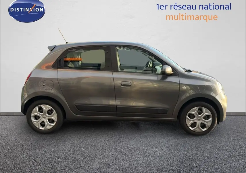 Profil droit d'une Renault Twingo 1.0 SCE 65 Zen gris acier, compacte à cinq portes, sur fond neutre.