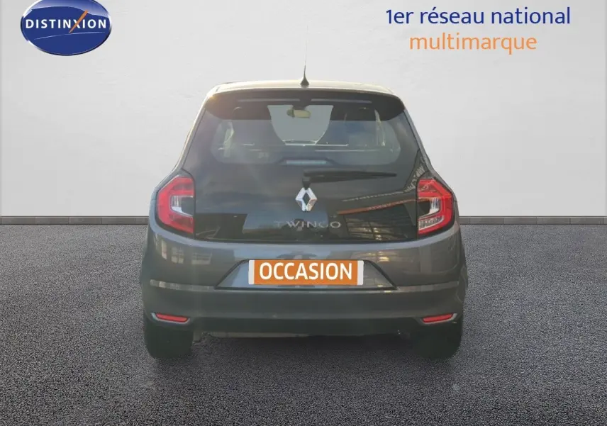 Vue arrière d'une Renault Twingo gris acier 2021 avec feux LED et plaque d'immatriculation "OCCASION".
