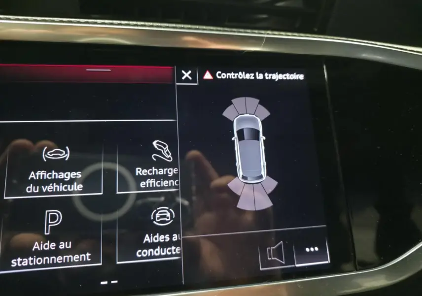 Affichage intérieur de l'Audi Q3 hybride rechargeable montrant l'aide au stationnement et le contrôle de trajectoire.