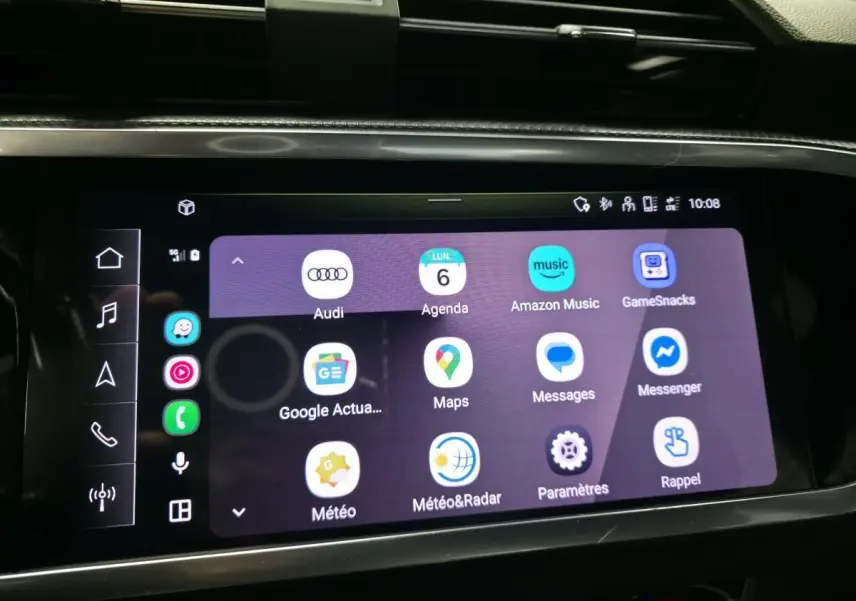 Écran tactile central de l'Audi Q3 hybride rechargeable 2021 affichant l'interface smartphone connectée.