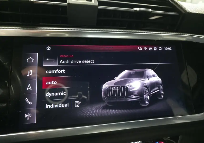 Écran tactile intérieur affichant le menu Audi Drive Select avec une image 3D grise du SUV Audi Q3 en vue avant 3/4.