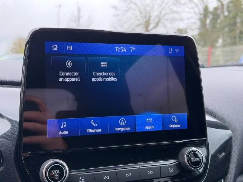 Écran tactile central du tableau de bord du Ford Puma 2024, affichant les options Bluetooth et navigation.