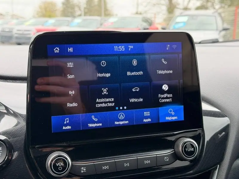 Écran tactile central du Ford Puma 2024 montrant le menu principal avec options audio, téléphone et navigation.