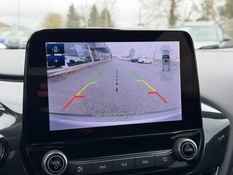 Écran tactile intérieur montrant la caméra de recul du Ford Puma gris Solar, avec guidage coloré et vue arrière du parking.