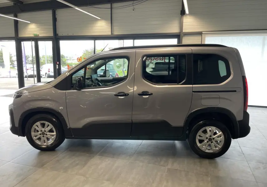 Profil droit du Peugeot Rifter gris Artense 2026 en version Standard, portes coulissantes et jantes tôles 16 pouces.