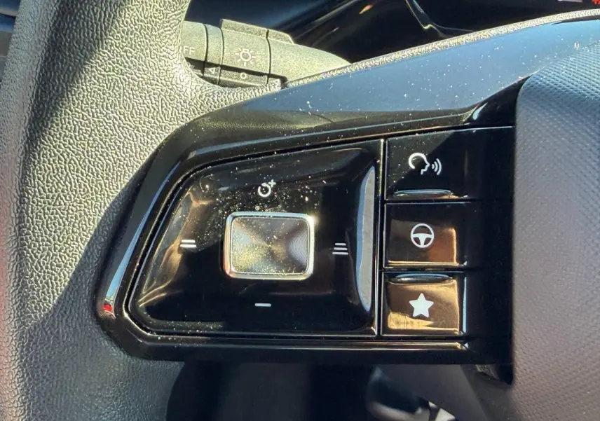 Gros plan sur les commandes multifonctions noires à droite du volant du MG3 1.5 Hybrid+ 2024 en Pebble Black.