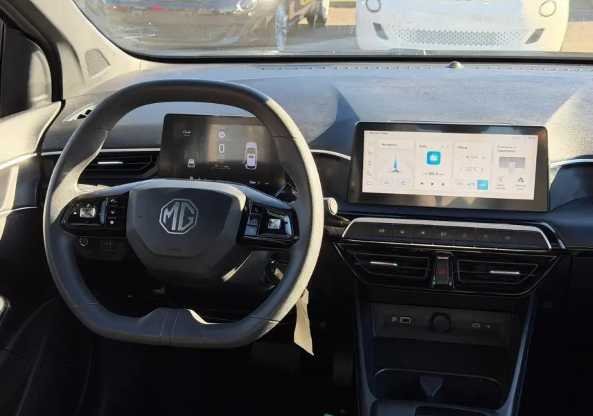 Vue intérieure frontale du tableau de bord et volant noir du MG3 1.5 Hybrid+ 2024 avec écran tactile large.
