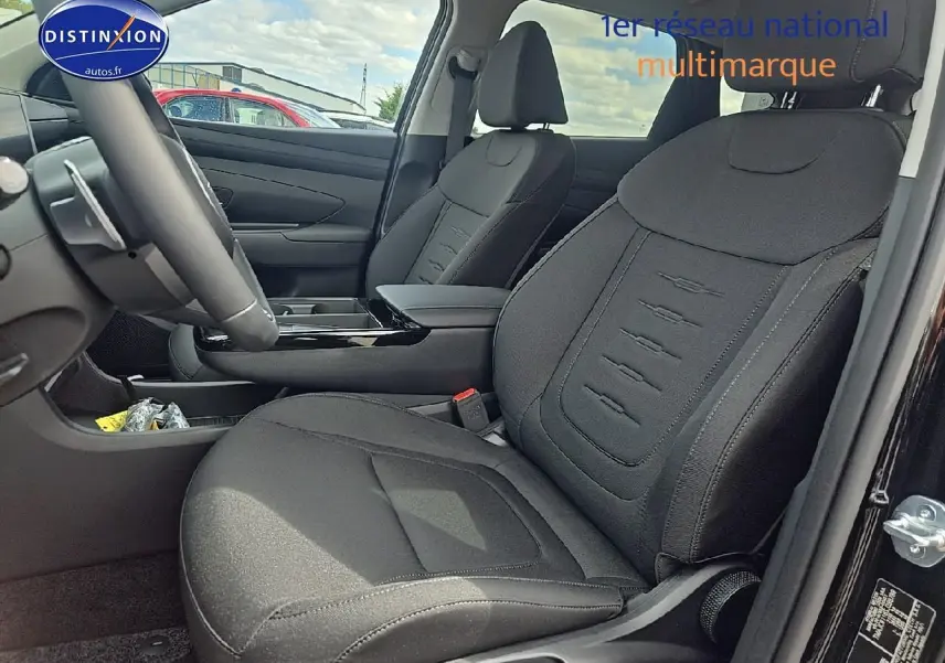 Intérieur du Hyundai Tucson 2025 noir abysse, vue côté gauche sur les sièges avant en tissu noir et console centrale.