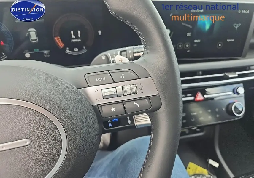 Vue rapprochée du volant cuir multifonction et tableau de bord numérique du Hyundai Tucson 2025 noir abysse hybride.