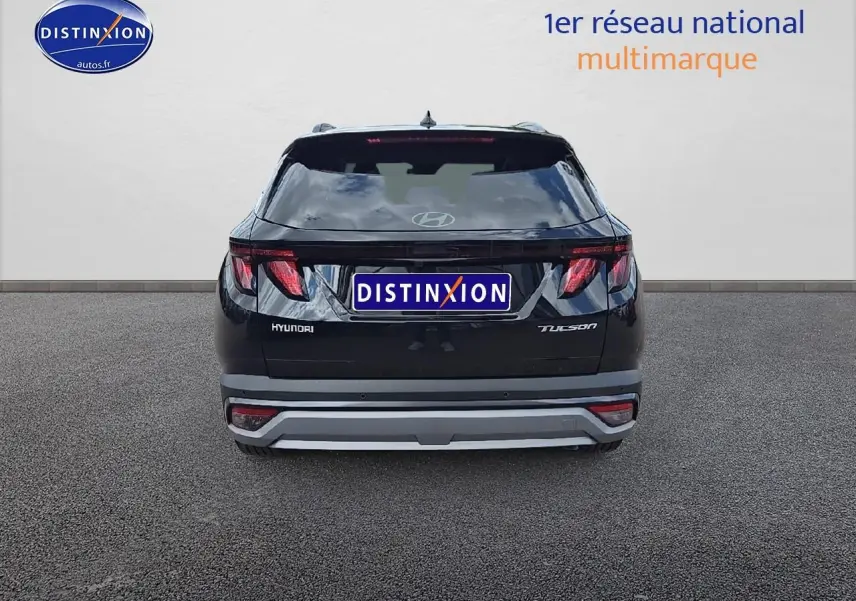 Vue arrière du Hyundai Tucson noir abysse 2025 avec feux distinctifs et logo Hyundai visible.