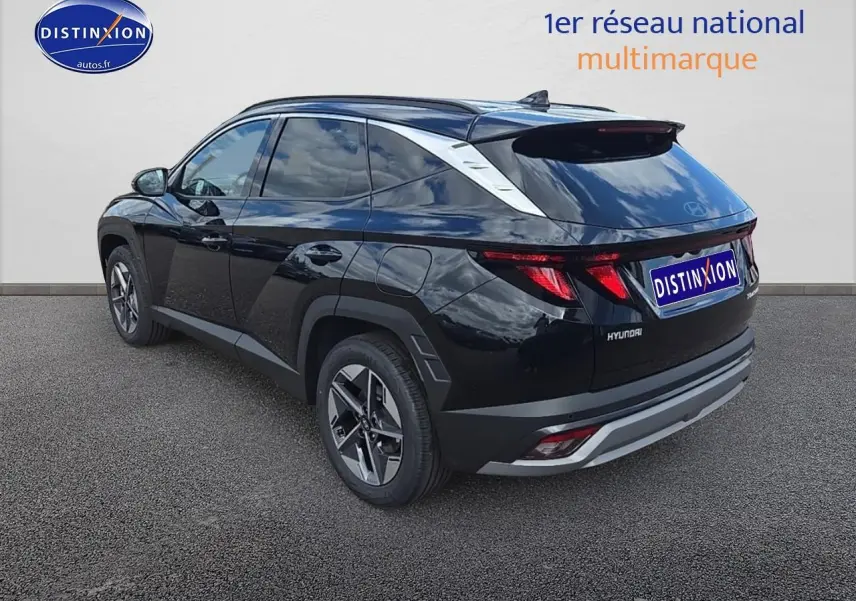 Vue 3/4 arrière droite du Hyundai Tucson 2025 noir abysse avec jantes alliage et vitres teintées.