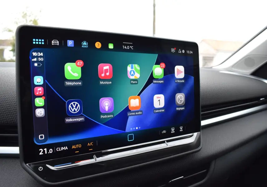 Écran tactile central du tableau de bord du Volkswagen T-Roc 2025, affichant des applications connectées.