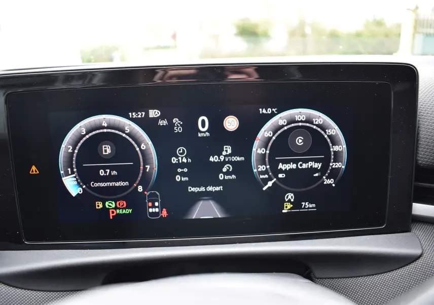 Tableau de bord numérique du Volkswagen T-Roc 2025 affichant consommation, vitesse et Apple CarPlay.