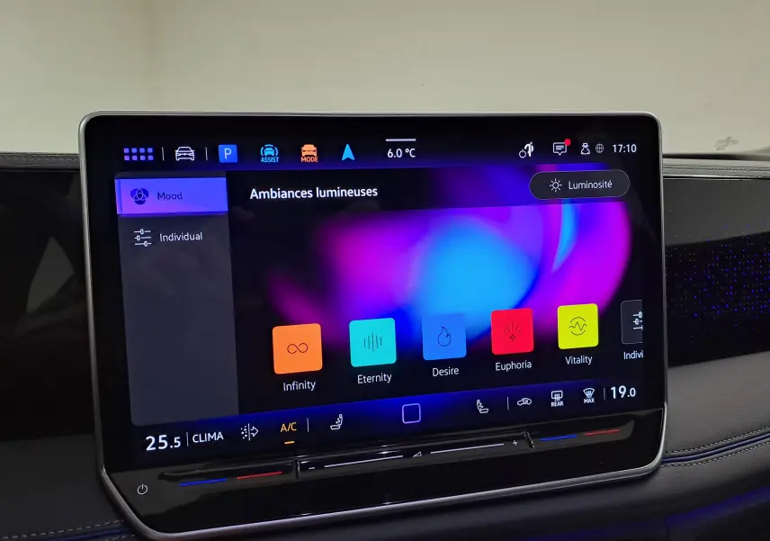 Écran tactile central du Volkswagen Tiguan 2025 affichant les options d'ambiances lumineuses colorées en intérieur.
