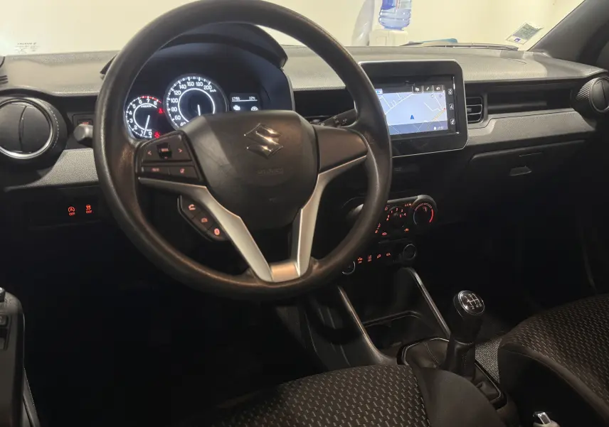 Vue intérieure centrée sur le volant et la console centrale d'une Suzuki Ignis 2022, avec boîte manuelle et écran tactile.