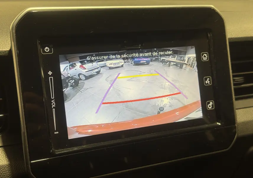 Écran de caméra de recul du Suzuki Ignis orange 2022, vue arrière avec lignes d’aide au stationnement colorées.