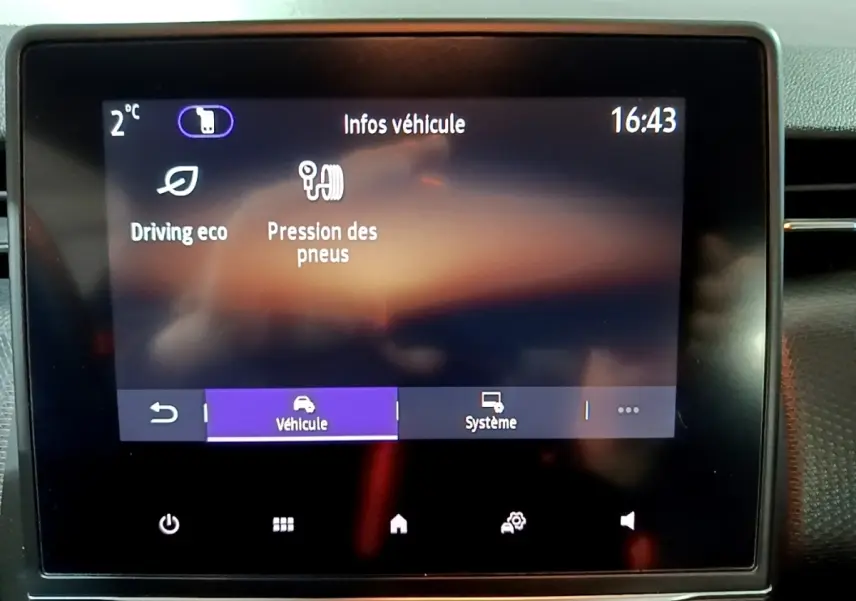 Écran tactile central de la Renault Clio Business bleu, affichant les infos véhicule à 16h43, vue de face rapprochée.