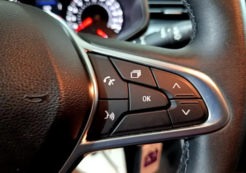 Gros plan sur les commandes multifonctions du volant en cuir synthétique noir de la Renault Clio Business 2022.